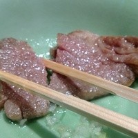 柿安 料亭本店 - 塩で食べる　箸で簡単に切れるんです！