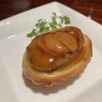 Lung King Heen - ★8Baked Whole Abalone Puff with Diced Chicken HKD90（1500円強）