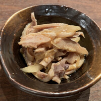 鳥茂 - ガツなどの臓物と軟骨、玉ねぎの和え物