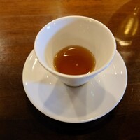 ラトリエ まる耕 - ふわぁっとコンソメの香りが漂ってくる！
                    
                    塩が使われてないけれど牛の旨味がじんわり染み入り
                    後味の徐々に消えていく余韻まで楽しめて
                    この後進むコースのスタートにはピッタリな一品。