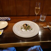 ラトリエ まる耕 - ▷-Entrée froide-
                      ○天然鮃のマリネ 河内晩柑
                      天然ヒラメの上にはマスの卵と河内晩柑という柑橘がございまして、オリーブオイルを燻製に掛けて作った自家製のドレッシングが掛かっております