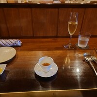 ラトリエ まる耕 - ○琥珀色の自家製コンソメスープ
                    このお店のスペシャリテとなる。
                    
                    シェフが2日間を掛けて抽出されている
                    カップを直接手にとって香りと一緒にお楽しみ下さい
                    との説明。
