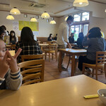 おぐら屋 - お店内観。入口入って左手がテーブル席。右手がお座敷席。キャパはかなりデカいお店。