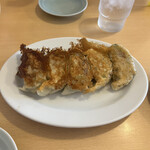 おぐら屋 - 餃子。とても良い焼き加減でかなりジャンボサイズ。でも、餡はあっさりしていて何個でも食える。かなり熱々なので要注意。