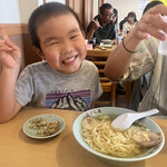 おぐら屋 - 旨くてご機嫌な息子っち。さいたま市の佐野ラーメンたかのの中華そばは「ちょっとしょっぱい」って言っていたが、おぐら屋は「旨い旨い！」言ってた。たかのは少し味がしっかり系だからな。