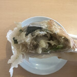 Oguraya - 餡。サッパリと食べられる。野菜たっぷり。食後は程よくニンニク臭が残るのも旨い餃子たる証拠。