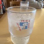 おぐら屋 - お冷のコップもお店オリジナル。水も旨いのが栃木県。