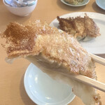 おぐら屋 - 餃子も超人気。宇都宮生まれの僕も、この餃子には脱帽。味の素の冷凍餃子で舌が麻痺してる方には、是非とも味わって欲しい。本来、タレなど要らない食べ物だと分かる。