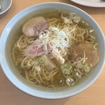 おぐら屋 - 大盛ラーメン 770円。たっぷりのぷーすーにたっぷりの麺。この値段でやれるのは、お客が大勢来るのと、小倉家の土地で営業しているからだろう。メニューを絞ってるのもポイントか。