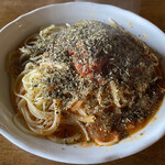 天気輪の柱 - ふりかけスパイスは、バジルらしい。こんなにたっぷりかかったメニュー早々お見受けしない。