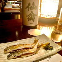 たでの葉 - 天然のヤマメと仙禽無垢。骨は抜いて…といわれましたが頭から頂きました。骨酒も共に