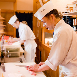 Every morning, the owner goes to the market and chooses from carefully selected fish and shellfish.