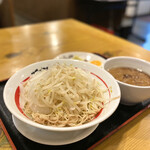 哲麺 縁 - ・本気の生姜つけ麺 〜春玉ねぎ添え〜 900円/税込
・味玉子 100円/税込