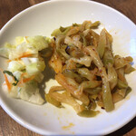 彩華 - ザーサイは自家製ラー油もよく合います