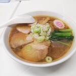 手打ち らーめん 響 - 鶏ガラスープの!醤油ラーメン大盛りです!800円＋150円の950円を着丼までに用意して待ちましょう!