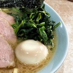 横濱ラーメン あさが家 - ほうれん草は多め。