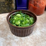 横濱ラーメン あさが家 - 青ネギハーフ100円。