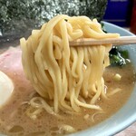 横濱ラーメン あさが家 - 酒井製麺の中太麺は普通茹ででモッチリ。