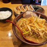 麺場 田所商店 - 北海道味噌の肉ネギらーめんに炙りチャーシュー１枚トッピングと餃子５個と小ライスのセット