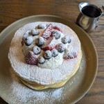 Kacto - フルーツとクリームのトッピングがあるパンケーキ