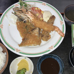 かい鮮や - フライ定食。マグロの小鉢が付いています。