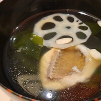 日本料理 泉水 - ②真鯛と若布、薄切り蓮根のお椀