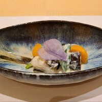 日本料理 泉水 - ①帆立と椎茸のグリーンアスパラガスと卵黄の白和え