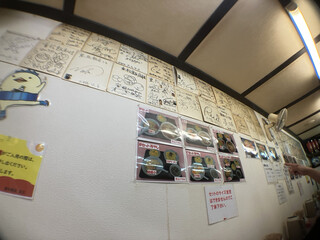 重松飯店 - 壁にはメニュー写真とサイン。