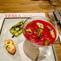 Bar Espanol YEBRA - 前菜プレート。ビーツのガスパチョ　ムール貝とピスタチオ。季節のパステル
