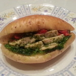 蒸し鶏のバジルソース