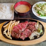 Suteki Dainingu Buran - 国産牛ﾗﾝﾌﾟｽﾃｰｷ220g2400円·3点ｾｯﾄ(ﾗｲｽ·味噌汁·ｻﾗﾀﾞ)380円