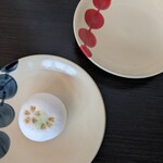 虎屋 - 桜の葉のグリーンが目を引きます