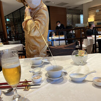 四川豆花飯荘 東京店 - 八宝茶にお湯を注ぐシーン