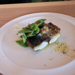 さじこよみ - 鰆のソテー　新玉ねぎのソース　スナップエンドウ