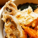 リカースタンド　ベルハウス - れんこん、じゃがいも、人参天♪おまかせ三種盛り？いいえ〜コロッケそばであります！（笑）