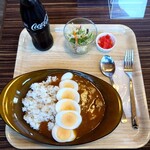 CAFE STAND PROPELLER - 親子カレー(チキンとゆで卵) 雑穀米 900円(税込)。 セットドリンク 300円(税込)。