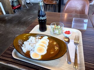 CAFE STAND PROPELLER - 親子カレー(チキンとゆで卵) 雑穀米 900円(税込)。
                        セットドリンク 300円(税込)。