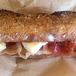 Comme’N TOKYO - パンがとても固くカリカリ( *´艸｀)　かじると生ハムとバターの上質な油がこぼれます　美味しすぎる…