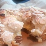 Comme’N TOKYO - アーモンドの香ばしさ、パンのカリカリな焼き加減、カスタードクリームの上質さ　非の打ち所なし