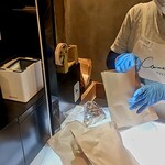 Comme’N TOKYO - 購入したパンを置くと、上方のカメラでブレッドをスキャンし、パンの種類を瞬時に読み取りお会計する最新式を採用　パンの形が毎日替わるのに、不思議～