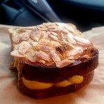 Comme’N TOKYO - 気まぐれクリームパン　この日はトースト風のブレッドにカスタードクリームが挟んでありました(o^－^o)