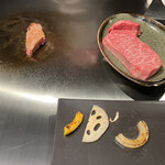 Koube Teppanyaki Hachiemon - 焼かれているのはヘレ、お皿の肉はサーロイン