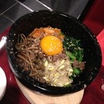 焼肉ギュウミー - 石焼ビビンバ ハーフ 714円。