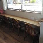 ごはんのお店 えい美 - 店内（外向きのカウンター席）