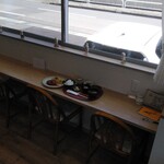 ごはんのお店 えい美 - 外向きのカウンター席