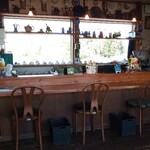 遊の丘 - 間引きされたカウンター席３席(R5.4.27撮影)