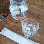 遊の丘 - 提供される水とピッチャー(R5.4.27撮影)