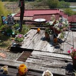 遊の丘 - テーブル席の窓越しに見える手入れされた庭(R5.4.27撮影)