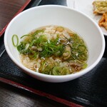 あなぶき家 - 骨付き鶏おにぎりの出汁茶漬け風