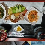HANAGE - マグロの漬け丼とお皿に料理！
